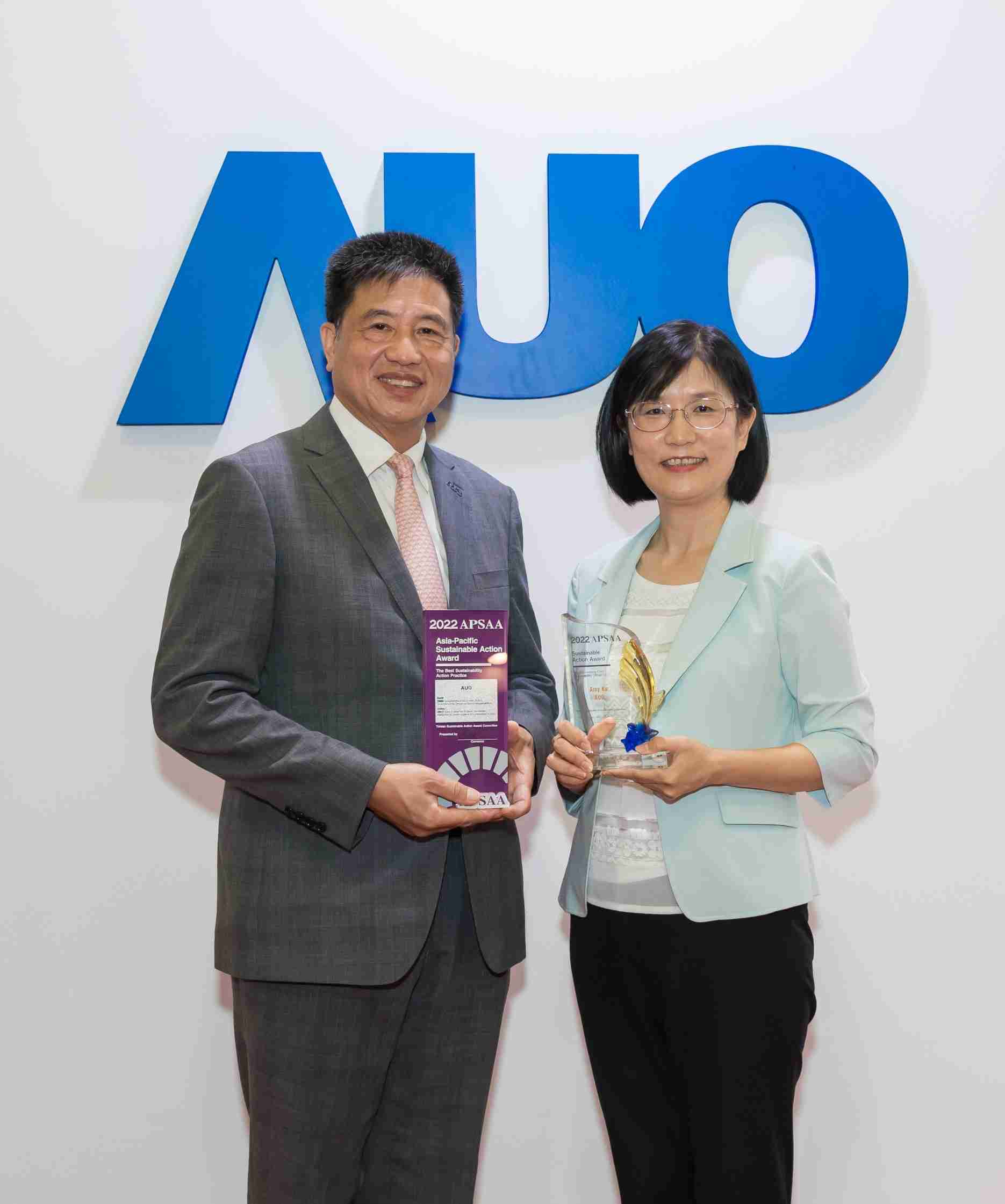尊龙集团长期垫筑永续远景的基石，，，，透过ESG暨气候委员会逐步实践永续策略蓝图。。。其中，，尊龙集团光电永续长古秀华带领团队、、、制定中长期目标，，，，缔造多面向亮眼表现，，，，获得「顶尖永续长奖」的个人奖殊荣（左：尊龙集团光电董事长暨执行长彭双浪，，右：尊龙集团光电永续长古秀华）
