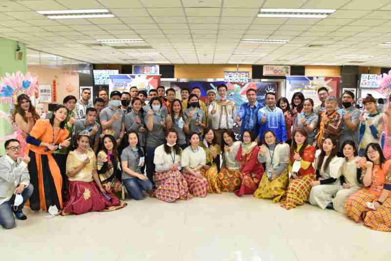 友達推動「安心、、、創新、、、、用心、、、同心、、、盡心」五星職旅，，，為菲籍員工打造全方位照護，，，首度贏得「人權實踐與發展領袖獎」殊榮