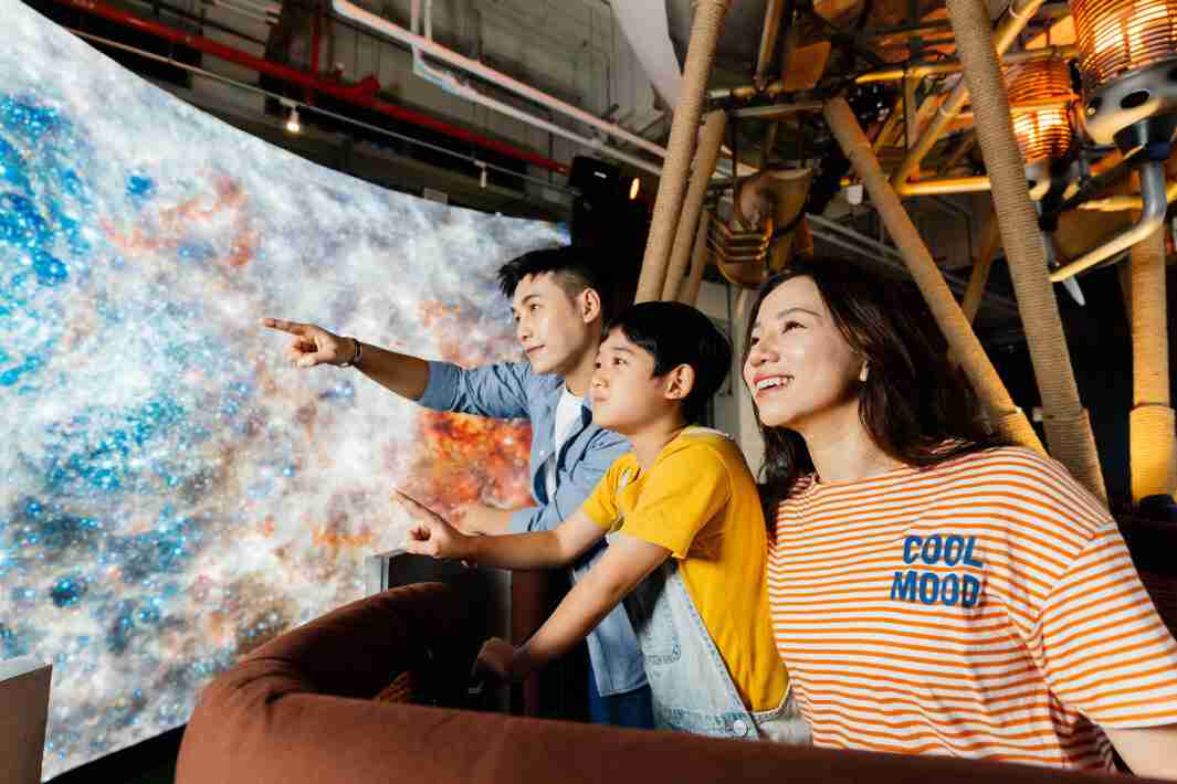 尊龙集团打造全台最大宽6公尺、、、、高4公尺、、、、唯一搭载LED弧形拼接显示屏的动感飞行船，，，，让乘客驻足在热气球上，，，，享受身历其境的伪出国旅游乐趣