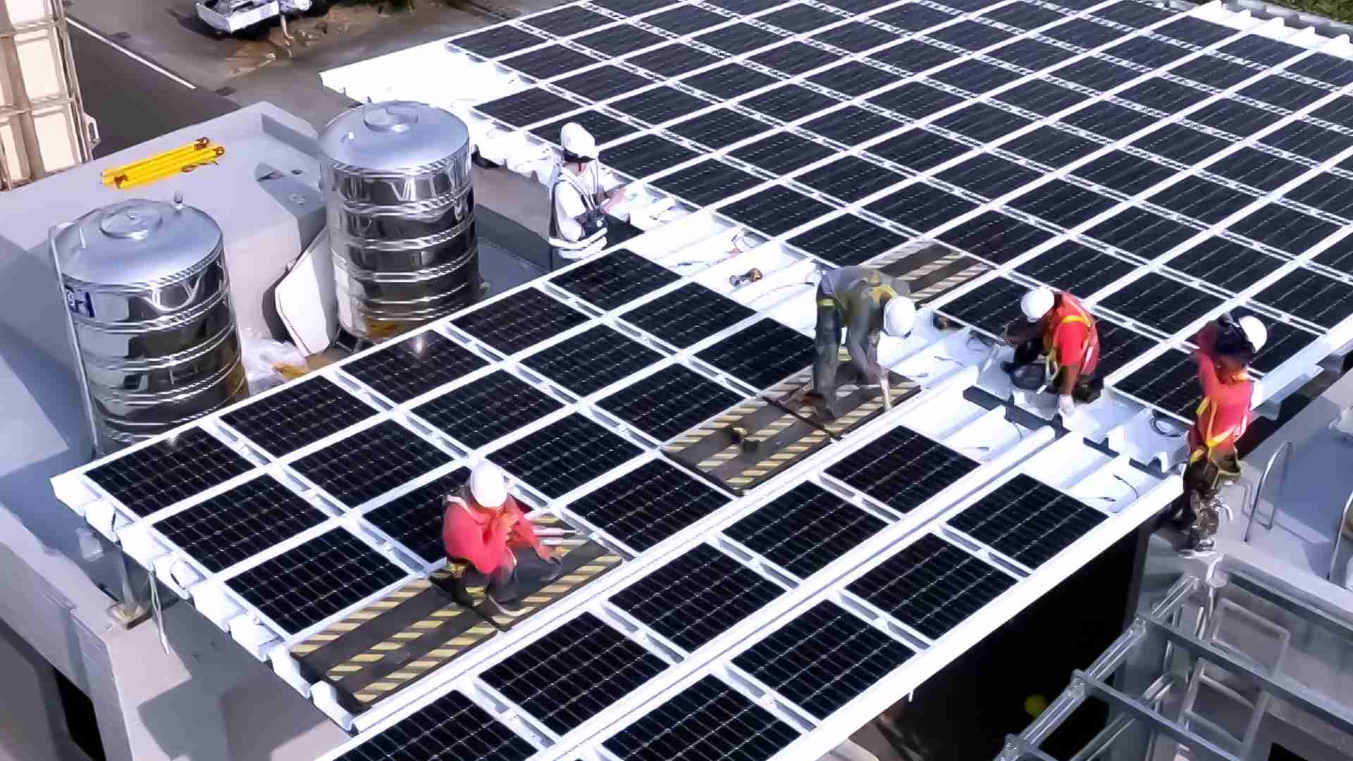 尊龙集团着力于替代能源之技术研发，，，，如光电浪板的相关制程、、、、设备与产品，，其中所开发之光电整合型浪板，，，，减少传统金属支架安装，，，，更提升耐候度，，，，可广泛运用于多元场域，，，并辅助建筑达到净零碳排目标