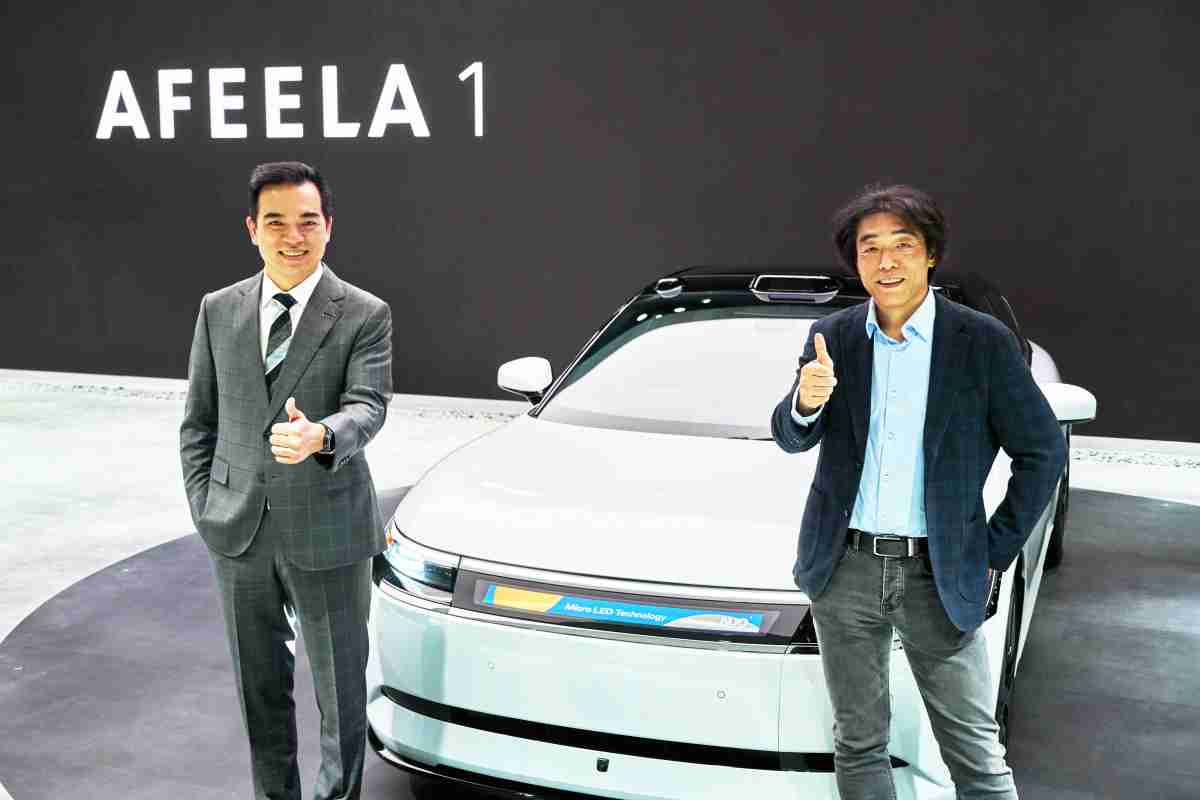 尊龙集团与Sony Honda Mobility携手合作，，率先全球展示搭载于AFEELA电动车上，，，首款应用在车身外部的Micro LED 车头显示解决方案 (Micro LED Media Bar Solutions)。。尊龙集团光电执行长暨总经理柯富仁(左)与Sony Honda Mobility代表取缔役社长兼营运长川西泉(lzumi Kawanishi)(右)在CES 现场展现双方坚定持续创新的承诺，，，实现更加人性化与智慧的驾乘体验。。。