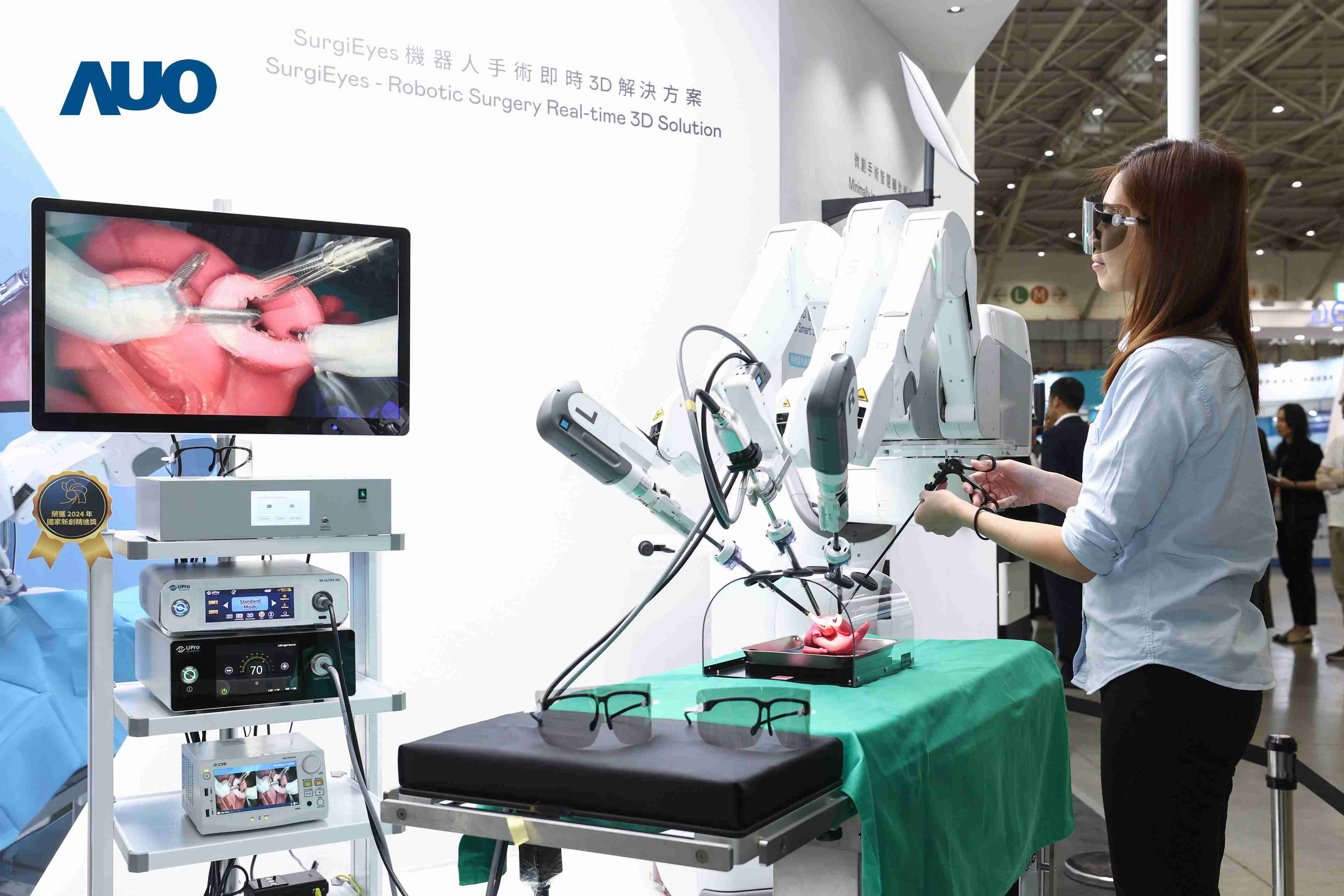 达擎以领先的3D显示技术推出〝SurgiEyes机器人手术实时3D解决方案〞，，，整合先进3D图像处理与独家3D垂直宽视角、、、广色域的显示技术，，手术团队可实时同步主刀医师视角看到清晰3D影像，，，，提升沟通效率与安全性。。